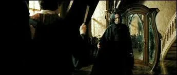 Pendant le cours de dfense contre les forces du Mal, qui fait face  Neville ?