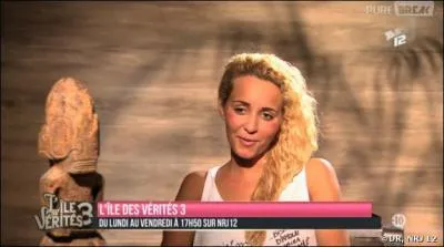 Avec qui Monira sort-elle ?