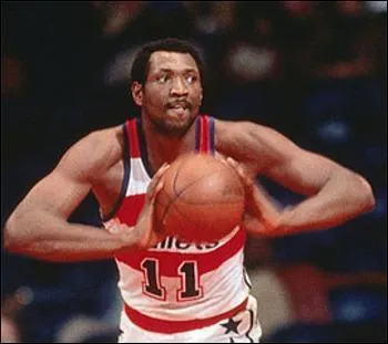 Le huitime meilleur marqueur de NBA a jou dans ce championnat entre 1968 et 1984, il y a remport un titre avec les Washington Bullets, qui est-il ?