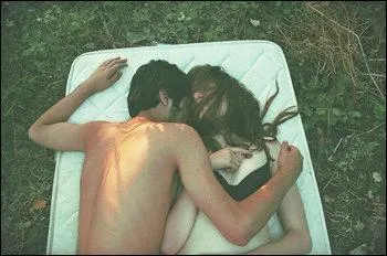 Comment se nomme le premier EP de son groupe, sorti en Avril 2009 ?