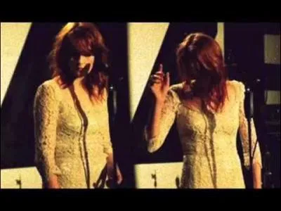 De combien d'instruments est-elle accompagne pour sa reprise de  Heard It Through The Grapevine  lors de la Dazed Digital TV Party ?