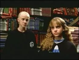 De quoi Drago Malefoy traite-t-il Hermione ?