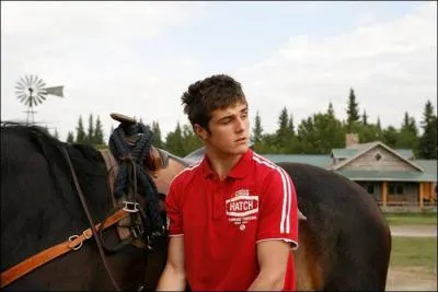 Qui est ce mec qui agresse son cheval ? Et comment s'appelle son cheval ?