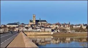 Nous partons visiter la ville de Nevers. Nous serons donc dans le dpartement ...