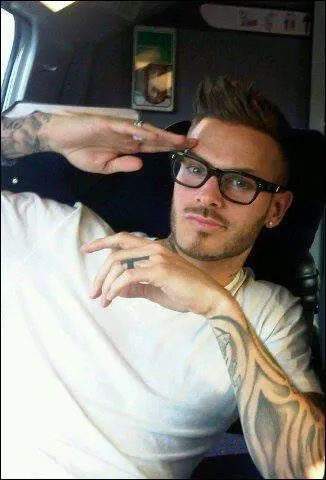 Pour quelle marque de lunettes a-t-il fait une pub avec Adriana Karembeu ?