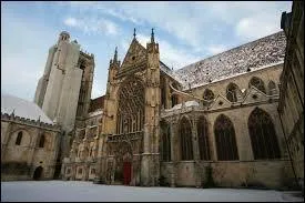 Premire des cathdrales gothiques de France, la Cathdrale Saint-tienne se situe dans la ville de ...