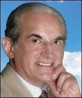 Novembre : Alain Peyrefitte était un homme politique mais aussi un écrivain. Il a écrit notamment...