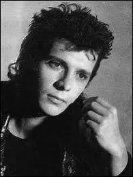 Février : De quel groupe faisait partie Stéphane Sirkis ?