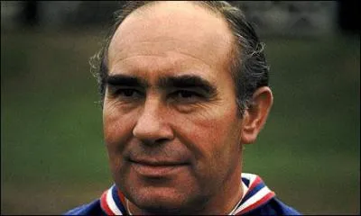 Avril : Alf Ramsey fut anobli par la reine d'Angleterre en 1967 pour avoir remport une prestigieuse victoire en 1966. Laquelle ?