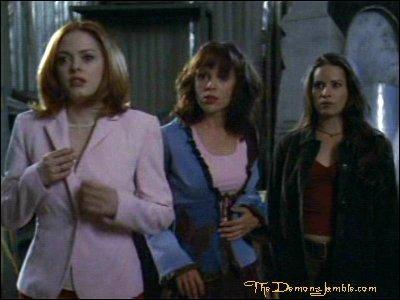 Dans l'épisode  les protectrices , de quelle couleur est la tenue de Phoebe ?