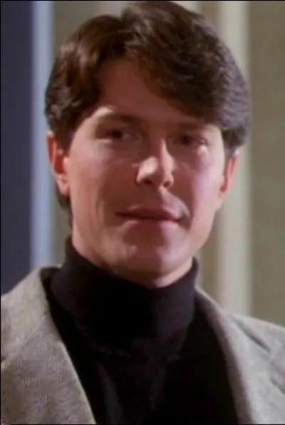 Dans la saison 1, comment s'appelait le patron de Prue � Buckland ?