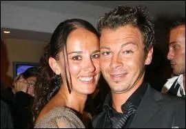 Qui est la femme qui est sur la photo avec lui ?