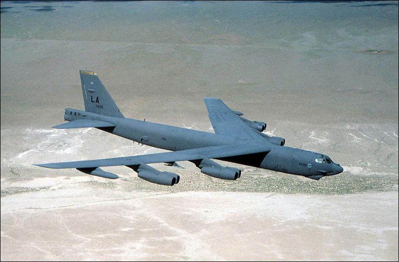 Le Bombardier B-52 provient de quel constructeur ?