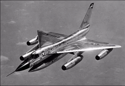 Le B-58 est le premier bombardier :