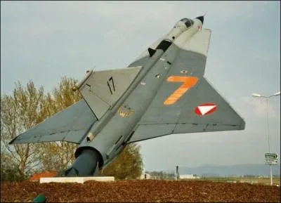 Quel est le constructeur de ce Draken aux couleurs autrichiennes ?