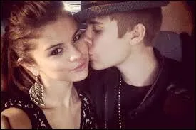 Avec quel chanteur Selena Gomez est-elle sortie ?
