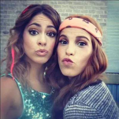 Quelle sont les couleurs de la veste et de la robe de Violetta lors de l'pisode 20 de la saison 2 ?