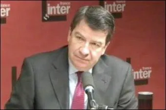 Comment Xavier Darcos, ministre de l'Education nationale, a-t-il ragi face aux manifestations de lycens?