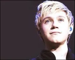 De quelle couleur taient ses chaussettes  X-Factor ?