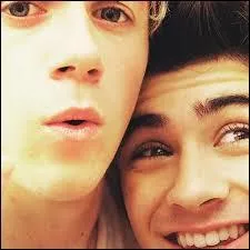 La couleur naturelle de ses cheveux est :