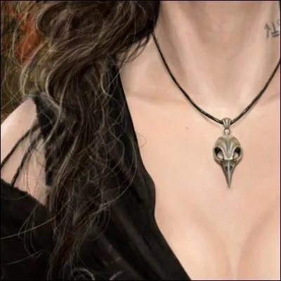 Quelle personne porte ce collier ?