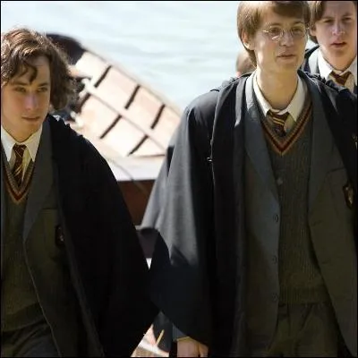 Une photo prise lors du tournage de la scène du "pire souvenir de Rogue". Qui est la personne à gauche de James Potter (donc à droite de la photo) ?