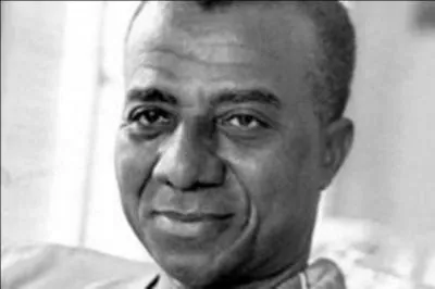 Après l'indépendance acquise de la France en avril 1960, le Togo le porte au pouvoir et il devient son premier président en 1961, jusqu'à son assassinat lors d'un coup d'Etat en 1963 du sergent-chef Gnassingbé Eyadema.