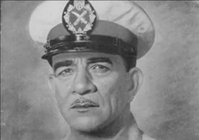 En 1952, ce leader militaire renverse le roi Farouk, puis le roi Fouad II. Il devient le premier président de la République d'Egypte le 18 juin 1953 pour démissionner le 14 novembre 1954.