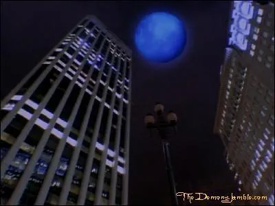 Qui attaque les tres de lumire dans l'pisode  Lune bleue  ?