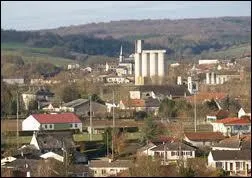 Nous survolons la commune lorraine de Dieue-sur-Meuse. Nous sommes dans le ciel du dpartement ...