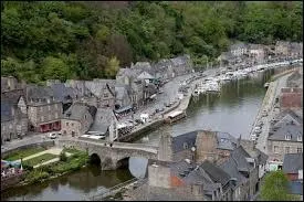 Laquelle de ces trois villes des Ctes-d'Armor est fortifie ?