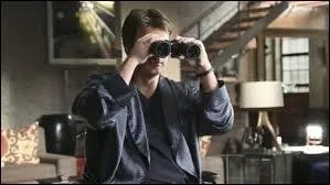 Dans la saison 5, pourquoi Castle espionne-t-il ses voisins avec des jumelles ?