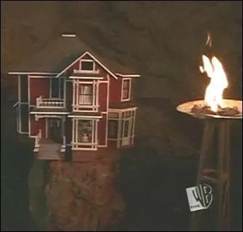 Qui a dj t enferme dans la maison de poupe avant l'pisode qui porte le mme nom ?