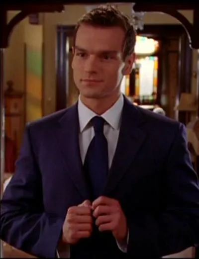 Dans l'pisode  La bataille de Christy , comment s'appelle le prtendant de Paige ?