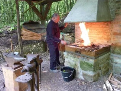 Pour attiser le feu le forgeron utilise un ... de grande taille.