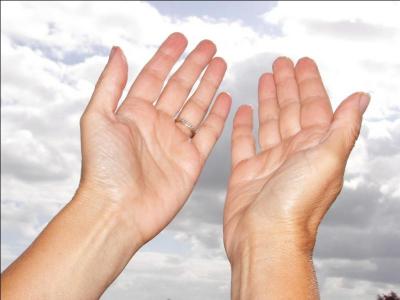 Dans tous les pays du monde, que signifient des mains tendues et ouvertes ?