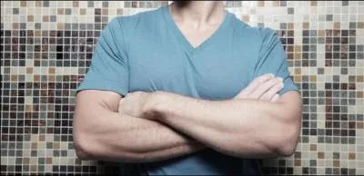 Il vous parle les bras croiss, qu'exprime ce geste ?