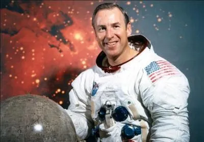 Hros mconnu de la conqute spatiale, hros malchanceux galement ! C'est un astronaute amricain, il participa aux programmes Gemini et Apollo. Il effectua 4 vols. Pouvez-vous le nommer ?