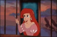 Que fait Ariel avec la fourchette ?