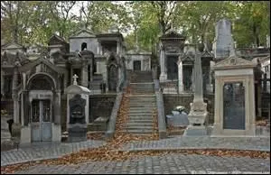 Le cimetire du Pre-Lachaise comporte de nombreuses alles, classes en rues et en divisions (carrs). Combien en existe-t-il ?