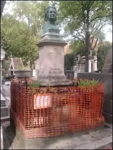 Romancier, dramaturge, journaliste, imprimeur et critique littraire, n  Tours le 20 mai 1799 et dcd  Paris le 18 aot 1850  23h30mn, je suis enterr dans la division n48. On me doit entre autres des uvres comme  La Peau de chagrin  (1831),  Le Colonel Chabert  (1835) ou  Le lys dans la valle  en 1836. Je me nomme :