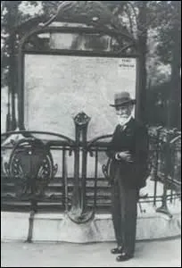 Je suis n le 27 janvier 1852  Uzel (Ctes-d'Armor). Inspecteur gnral des ponts et chausses, je suis le pre du mtro parisien avec Edmond Huet. D'ailleurs une station porte mon nom et a t inaugure en 1933 ainsi que l'ancienne place du Maine. Je dcde dans la capitale le 3 aot 1936 et suis inhum dans l'indiffrence gnrale. Mon corps repose dans la division n82. Je me nomme :