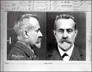 Je suis n  Paris le 22 avril 1853. Fondateur du premier bureau d'identification criminelle, criminologue, inventeur de l'anthropomtrie judiciaire, mon systme est utilis jusqu'en 1970 o il est dtrn par la prise des empreintes digitales. Je dcde dans la capitale le 13 fvrier 1914 et suis inhum dans la division n89. Qui suis-je ?