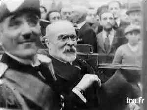 Homme politique, n en 1862 dans les Basses-Pyrnes. Ministre des Travaux publics, de l'Intrieur, Garde des sceaux, prsident du conseil du 22 mars au 9 dcembre 1913, je dcde accidentellement alors que je suis ministre des Affaires trangres par une balle tire par un policier lors de l'attentat du roi Alexandre 1er de Yougoslavie le 9 octobre 1934  Marseille. Je suis :