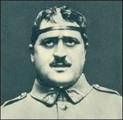 N polonais le 25 aot 1880  Rome, je suis considr comme un des potes et crivains majeurs du dbut du XXe sicle. Brigadier pendant la 1re guerre mondiale, je suis bless par un clat d'obus  la tempe le 17 mars 1916. Je dcde de la grippe espagnole et suis enterr dans la division n86. On me doit des uvres comme :  Pome  Lou  ou  L'Enchanteur pourrissant . Je me nomme :