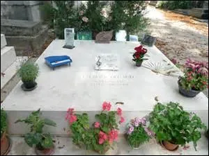 De mon vrai nom Franois Gilbert Lopold Silly, je suis n le 24 octobre 1927  Toulon. Auteur-compositeur, interprte et acteur, on me surnomme  Monsieur 100 000 volts  ou  Cravate  pois . On me doit entre autres des tubes inoubliables comme  Et maintenant  en 1961 ou  C'est en septembre  en 1979. Grand fumeur, je dcde d'un cancer du poumon le 18 dcembre 2001  Paris. Je suis :