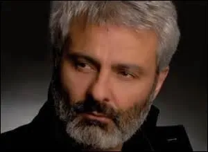 Terminons ce 1er quiz sur  Les personnalits du Pre-Lachaise  par un chanteur-compositeur-interprte et acteur. N  Paris en 1956, on me doit des titres comme  Soleil d'hiver ,  L'Italien  ou encore  Louise  tube de l't 1982. Demi-frre d'un des grands gangsters du  Gang des postiches , je succombe d'une crise cardiaque le 13 octobre 2010 dans la capitale, je suis inhum dans la division n44