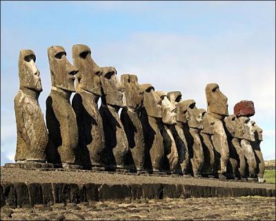 L'île de Pâques est une petite île de 166 km2 de l'océan Pacifique. Elle est connue pour ses célèbres statues représentées sur l'image, les moaïs. Savez-vous à quel pays cette île appartient ?