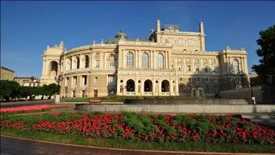 Quelle ville ne se trouve pas dans le pays ayant un drapeau constitu de de bandes horizontales jaunes et bleues ?