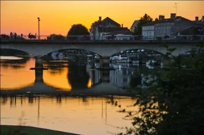 Jarnac, ville o repose Franois Mitterrand, ancien Prsident de la Rpublique se situe :